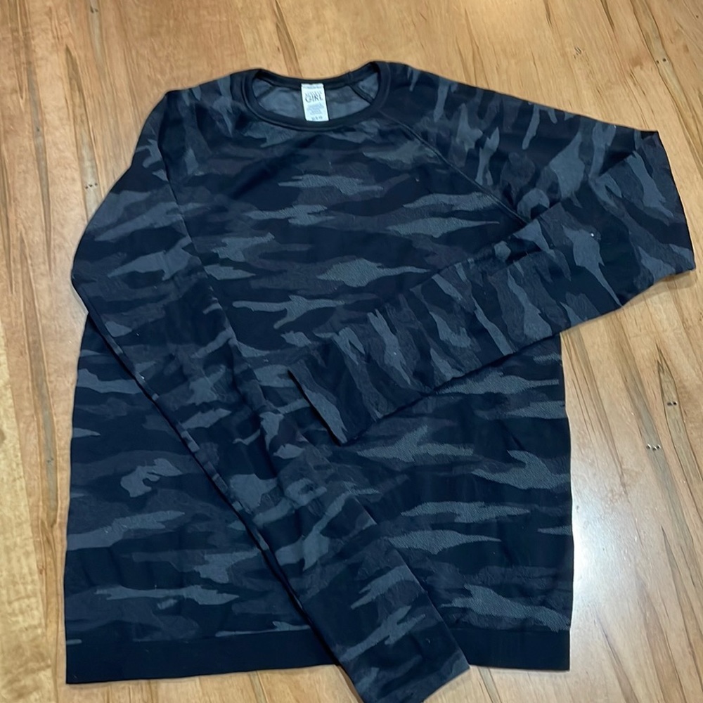 Athleta Girl camo LS tech shirt. Size M.
